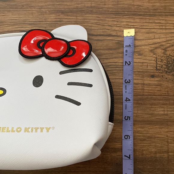 Crème Shop x Hello Kitty Travel Case - Picture 3 of 9
